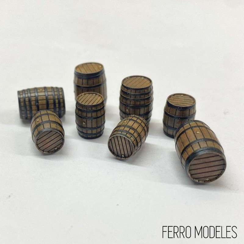 8 tonneaux en bois fermés